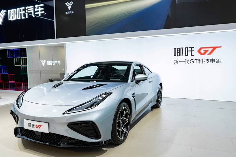 惠州28哪吒汽车在智能汽车领域的表现，领途汽车在新能源汽车市场中的影响力